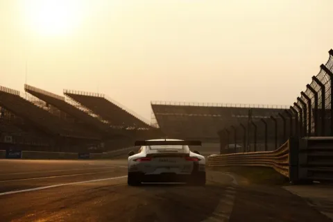 GTE Porsche bei der Boxenausfahrt