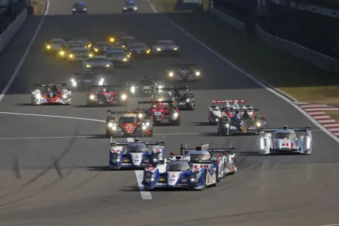Start: Polesitter Toyota Nr.7 führt das Feld in die erste Runde