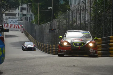 Rob Huff führt in Rennen 2 vor Tom Coronel