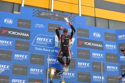 Freude auf dem Podium: Rob Huff siegt im letzten Rennen 2013