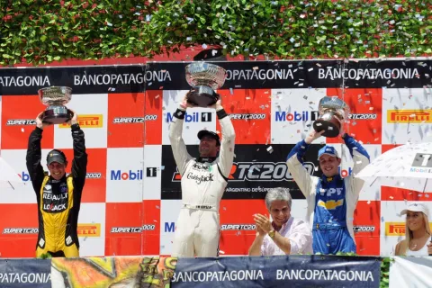 Das letzte Podium der Saison 2013: Juan Manuel Lopez siegt vor Yannantuoni und Vivian