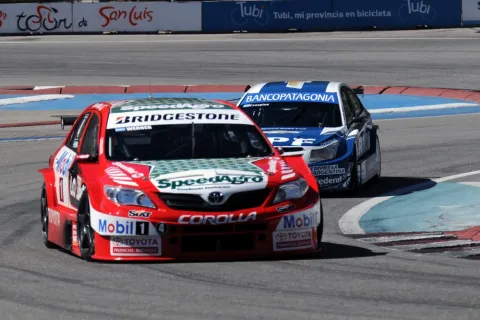 Mariano Werner im Toyota vor Agustín Canapino
