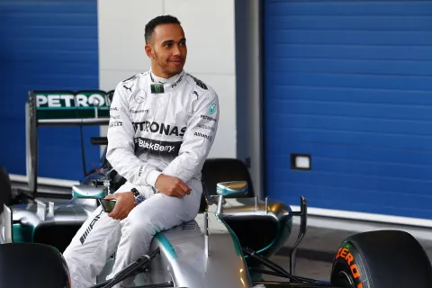 Auf Lewis Hamilton's Auto steht die 44