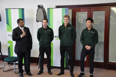 Caterham Gruppenbild mit Testfahrer Robin Frijns, Marcus Ericsson und Kamui Kobayashi