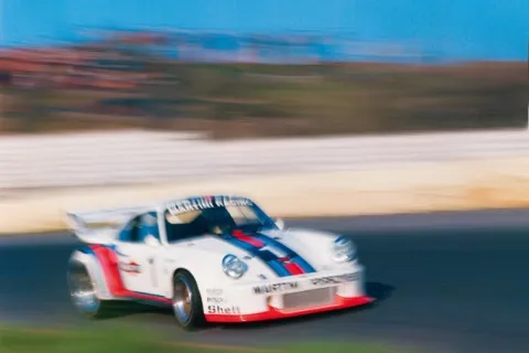 Traditionsreiche Farben im Motorsport: Weiß-blau-rot von Martini
