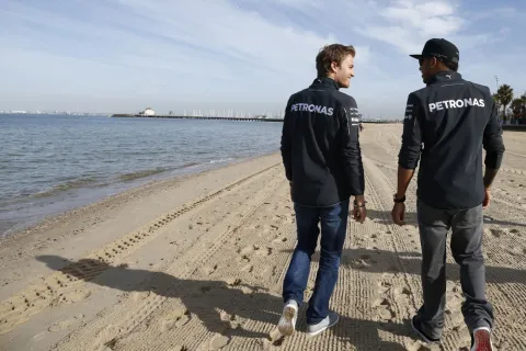 Strandspaziergang für Nico Rosberg und Lewis Hamilton