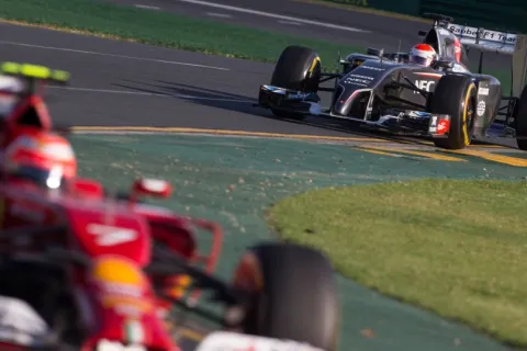 Kimi Räikkönen vor Adrian Sutil unterwegs im freien Training