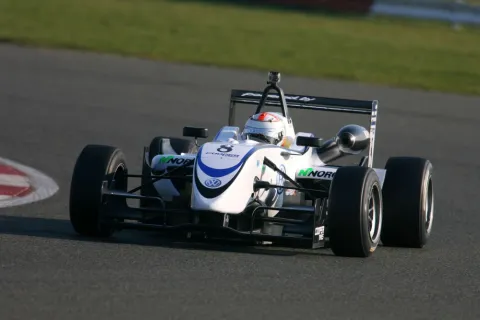 #8 Riki Christodoulou – Hitech Racing – Dallara F308 - Volkswagen – Britische Formel 3 Meisterschaft 2011