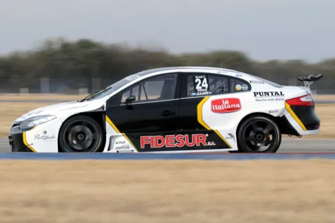 #24 Ignacio Julián – Ambrogio Racing – Renault Fluence II RPE V8 – Argentinische Super TC 2015